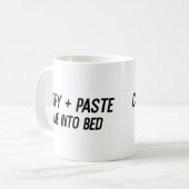 "Copy + Paste Me in Bed"-Tasse 💻 ➡️ 🛏️ Kaffeetasse (Vorderseite Links)