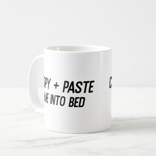 "Copy + Paste Me in Bed"-Tasse 💻 ➡️ 🛏️ Kaffeetasse (Vorderseite Links)
