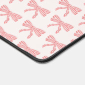 Coquette Ästhetik Rosa Bug Schreibtischunterlage (Ecke)