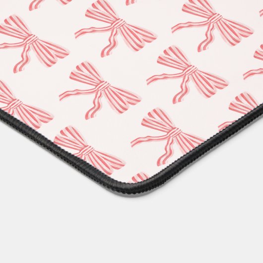 Coquette Ästhetik Rosa Bug Schreibtischunterlage (Ecke)