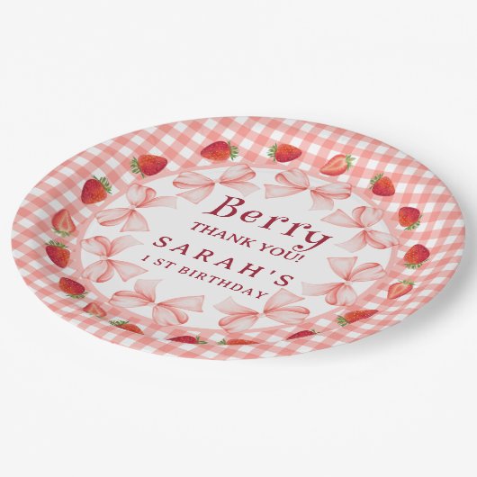 Coquette Berry First Birthday Red Gingham Pappteller (Schrägansicht)