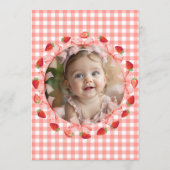 Coquette Berry First Birthday Red Gingham Photo Einladung (Rückseite)