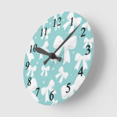 Coquette Blue & White Bows Runde Wanduhr (Winkel)