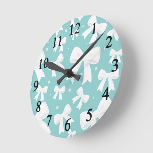 Coquette Blue & White Bows Runde Wanduhr (Winkel)