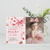 Coquette Bow Berry First Strawberry Birthday Foto Einladung (Stehend Vorderseite)