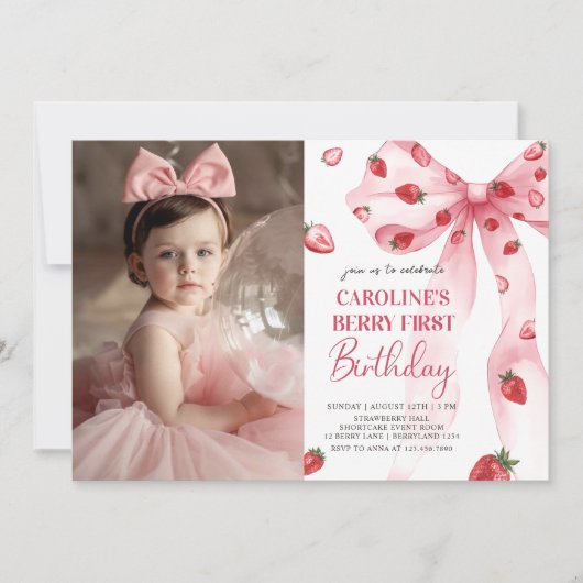 Coquette Bow Berry First Strawberry Birthday Foto Einladung (Vorderseite)