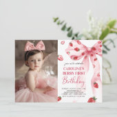 Coquette Bow Berry First Strawberry Birthday Foto Einladung (Stehend Vorderseite)