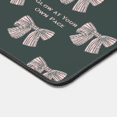 Coquette Bow Black & Pink Glow auf Ihre eigene Pis Schreibtischunterlage (Ecke)