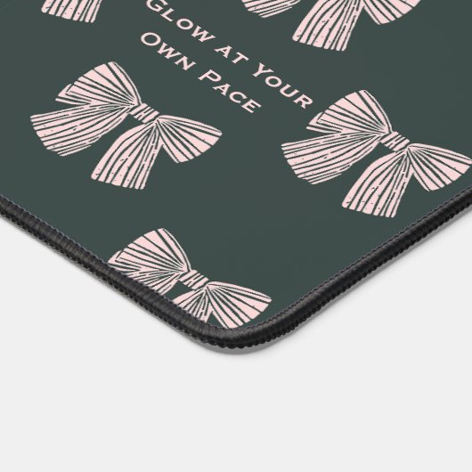 Coquette Bow Black & Pink Glow auf Ihre eigene Pis Schreibtischunterlage (Ecke)