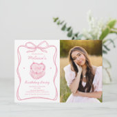 Coquette bow Cake Geburtstags-Foto Einladung (Stehend Vorderseite)