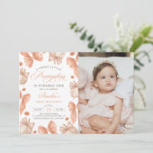 Coquette Bow Little Pumpkin Birthday Foto Einladung (Stehend Vorderseite)