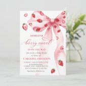 Coquette Bow Strawberry Baby Dusche Einladung (Stehend Vorderseite)