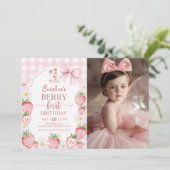 Coquette Bow Strawberry Berry Erster Geburtstag Fo Einladung (Stehend Vorderseite)