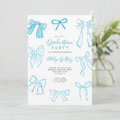 Coquette Bows Sky Blue Graduation Party Einladung (Stehend Vorderseite)