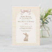 Coquette Bunny Gingham 1. Geburtstag Einladung (Stehend Vorderseite)