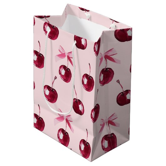 Coquette Cherries Muster Mittlere Geschenktüte (Vorderseite Schrägansicht)