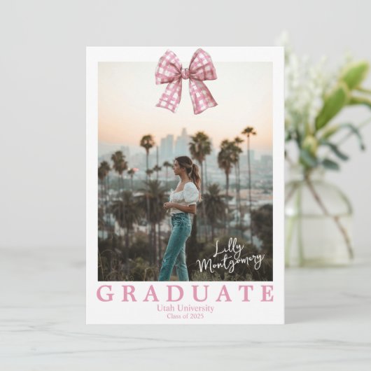 Coquette Gingham Bow Foto Abschluss Ankündigung (Stehend Vorderseite)