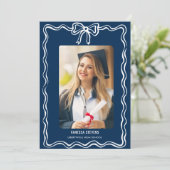 Coquette Navy Bow Foto Abschluss Ankündigung (Stehend Vorderseite)