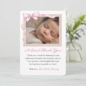 Coquette Pink Bow First Birthday Photo Invitation Dankeskarte (Stehend Vorderseite)