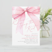Coquette Pink Sie bindet das Brautparty des Knoten Einladung (Stehend Vorderseite)