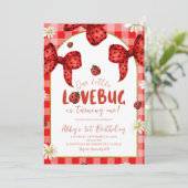 Coquette Red Bow Lovebug First Birthday Invitation Einladung (Stehend Vorderseite)