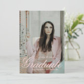 Coquette Ribbon Abschluss Monogram Wappen Einladung (Stehend Vorderseite)