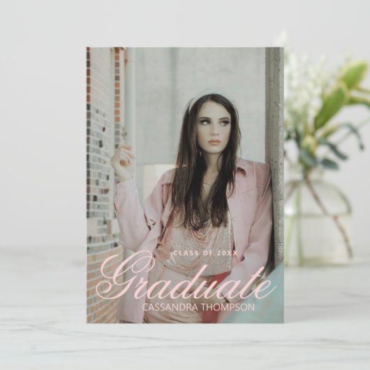 Coquette Ribbon Abschluss Monogram Wappen Einladung (Stehend Vorderseite)