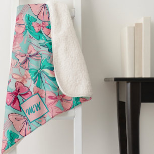 Coquette rosa, aquamarin, magentafarbene Monogramm Sherpadecke