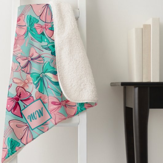 Coquette rosa, aquamarin, magentafarbene Monogramm Sherpadecke