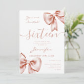 Coquette Rose Gold Bow Sweet 16 Geburtstag Einladung (Stehend Vorderseite)