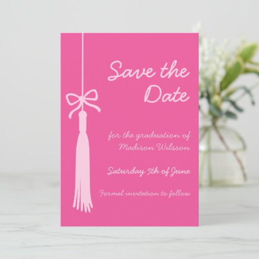 Coquette Tassel Bow Pink Class of 2025 Abschluss Save The Date (Stehend Vorderseite)