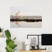 Coquille River Lighthouse im Nebel Poster (Heimbüro)