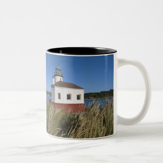 Coquille River lighthouse, Oregon, USA Zweifarbige Tasse (Rechts)