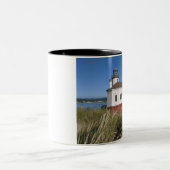 Coquille River lighthouse, Oregon, USA Zweifarbige Tasse (Mittel)