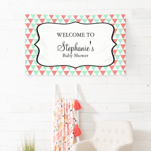 Coral and Mint Triangle Muster Kinderdusche Banner (Insitu)
