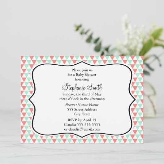 Coral and Mint Triangle Muster Kinderdusche Einladung (Stehend Vorderseite)
