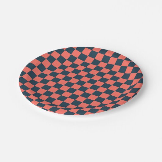 Coral and navy checkerboard pattern pappteller (Schrägansicht)