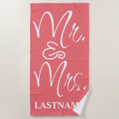 Coral and White Mr. and Mrs Monogram Strandtuch (Vorderseite)