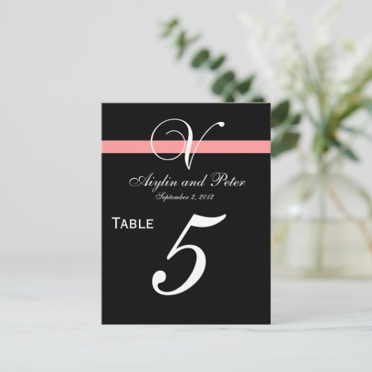 Coral Black Initial V Wedding Tischnummer Cards (Stehend Vorderseite)