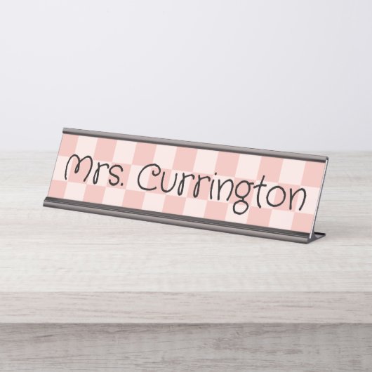 Coral Blush Checkered Teacher Schreibtischnamensplakette (Vorderseite )