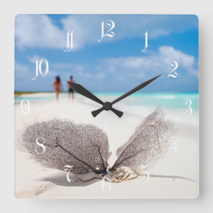 Coral branch at the beach quadratische wanduhr