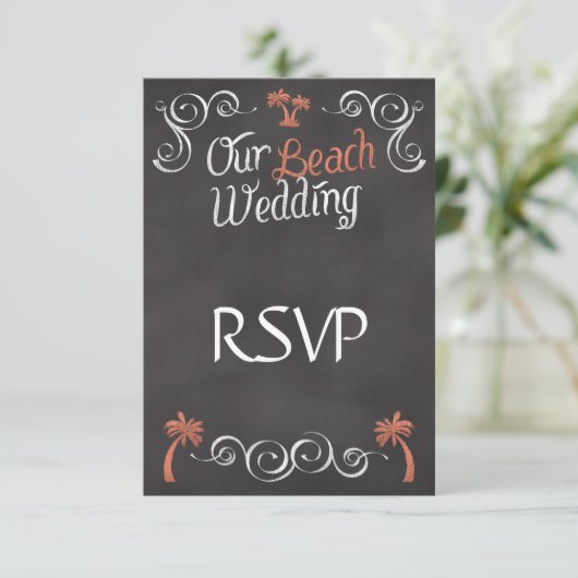 Coral Chalkboard Script Beach Wedding RSVP Karte (Stehend Vorderseite)