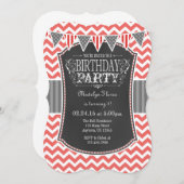 Coral Chalkboard Zickzack Geburtstag Einladung (Vorne/Hinten)