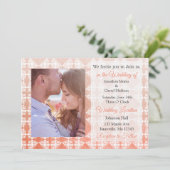 Coral Damask Foto Wedding Invites Einladung (Stehend Vorderseite)