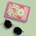 Coral Floral Phone Monogram Tri-fold Geldbeutel<br><div class="desc">Diese blumige und gestreifte Brieftasche ist fertig für Ihr Monogramm. Hübsches feminines Zwei-Muster-Design in sanften Rosa- und Korallenfarben mit mutierten grünen Akzenten. Editieren Sie einfach Ihr Monogramm in der Schaltfläche "Personalisieren".</div>