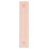 Coral French Beach Stripe Personalisiert Monogram Mittelgroßer Tischläufer (Vorderseite)