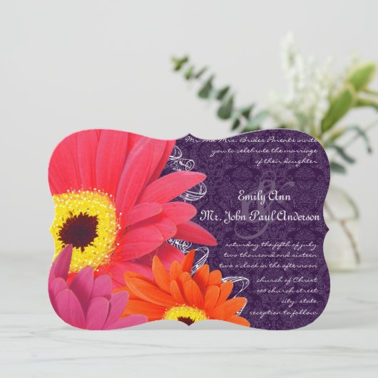 Coral Fuchsia Eggplant Gerber Daisy Wedding Einladung (Stehend Vorderseite)