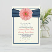 Coral Gerbera Navy Ribbon Wedding Einladung (Stehend Vorderseite)