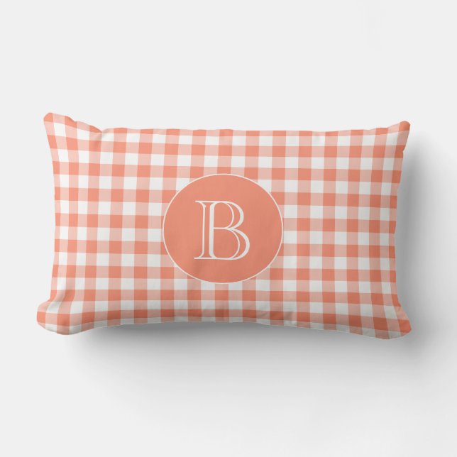 Coral Gingham Muster Custom Monogram Lendenkissen (Vorderseite)
