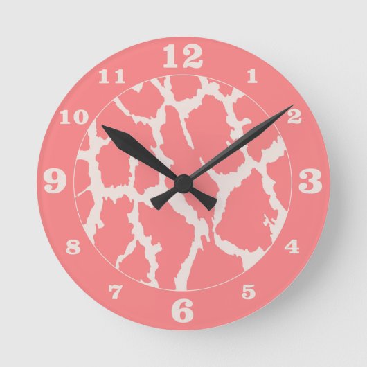 Coral Giraffe Animal Print Numbered Runde Wanduhr (Vorderseite)